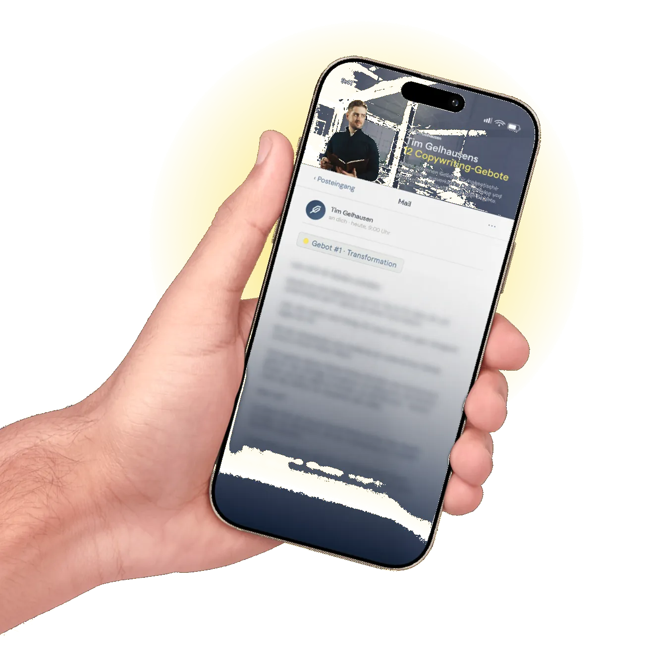 Hand hält ein leicht geneigtes Smartphone mit einer der 12 Gebote-E-Mails