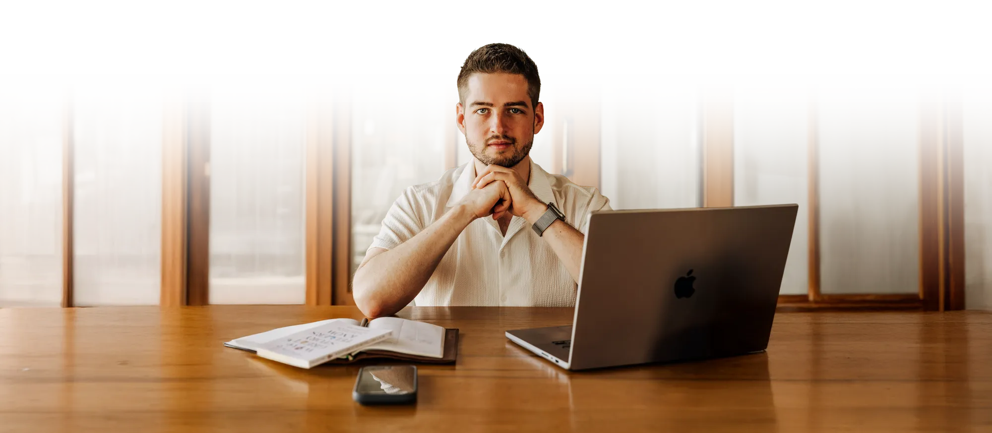 Tim Gelhausen an seinem Schreibtisch